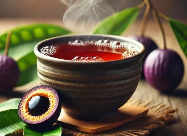 Xícara de chá feita de frutas roxas de jamelão e folhas verdes